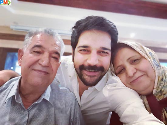 سعید زارعی به همراه پدر و مادرش
